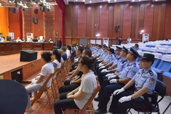 40名老总出庭受审兴宁区法院开庭审理40名被告人组织领导传销活动一案