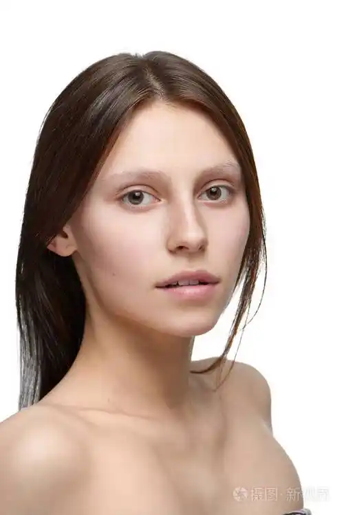 没有化妆的女孩的肖像看着相机