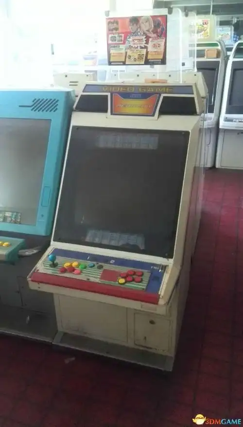 一女士买房意外获得50多台老式街机还能玩街霸