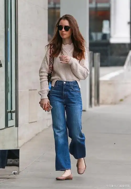 学姐教穿搭:女生直筒牛仔裤怎么搭配上衣和鞋子