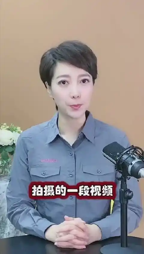 央视国防军事频道主持人俞洁讲解正能量军事故事和情报解说…《军情大