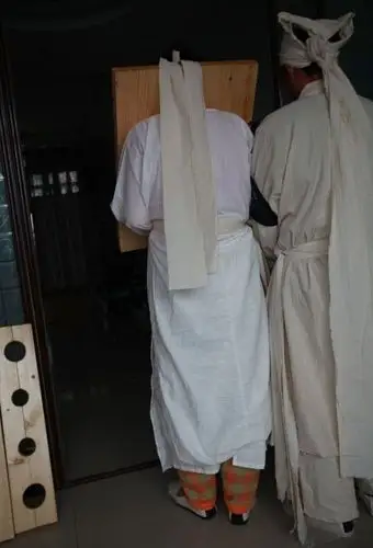 戴孝夫妻玩木枷