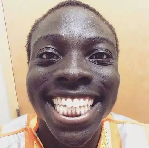 一位黑人小哥每天在ins上分享自己的笑容,看完心情莫名就好了