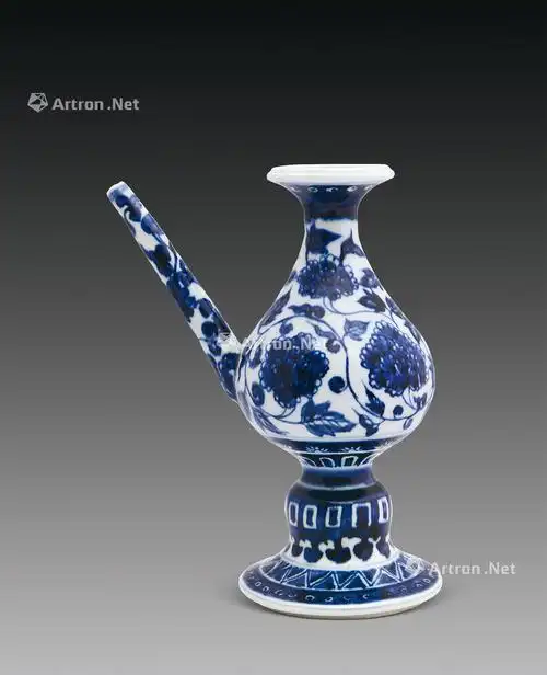 5109明宣德青花缠枝牡丹纹军持