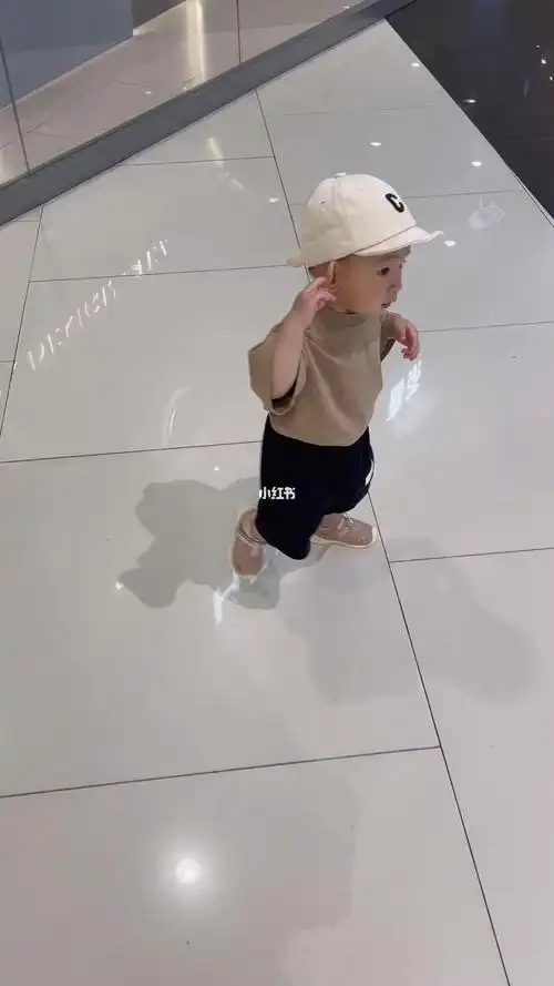 酷酷的男孩一岁两个月宝宝