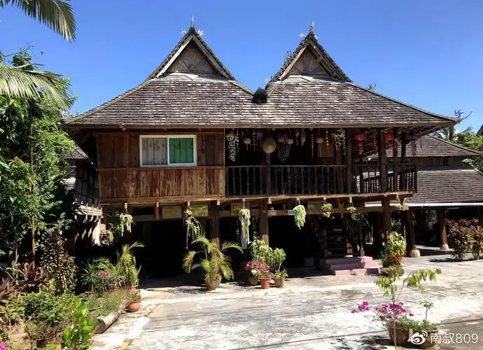 佛塔寺庙与傣家竹楼,翠竹古木交相掩映,一派神圣景象.