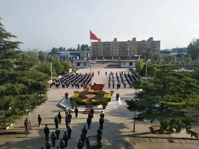 【春暖花开 学子归来】曲沟镇二中举行新学期第一次校园升旗仪式