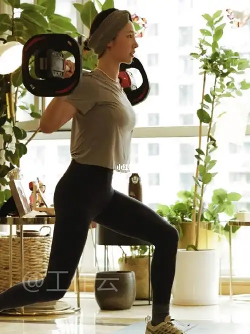 白百何晒健身打卡照小腹平坦