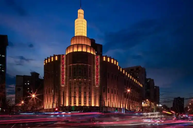 这里就是百乐门,既怀旧又颇具现代风格的娱乐场所.