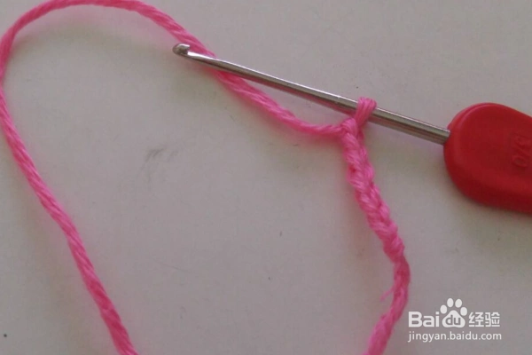 与第一针进行引拔针连接,这样就围成了一个线圈.