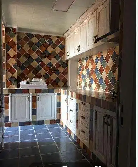 我家邻居是个乡巴佬, 用红砖砌了一个电视柜, 真雷人!