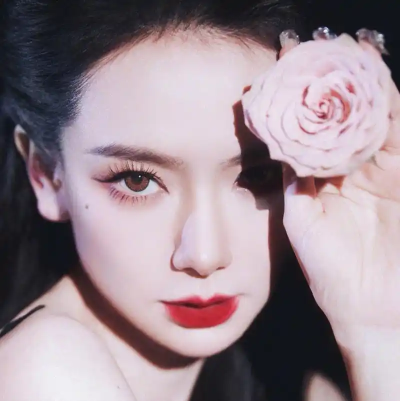 【美女头像分享】戚薇,又甜又魅,是夜里闪亮的精灵,是粉色绽放的玫瑰.