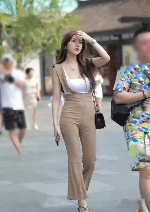 时尚穿搭咖啡色吊带连体裤凉鞋