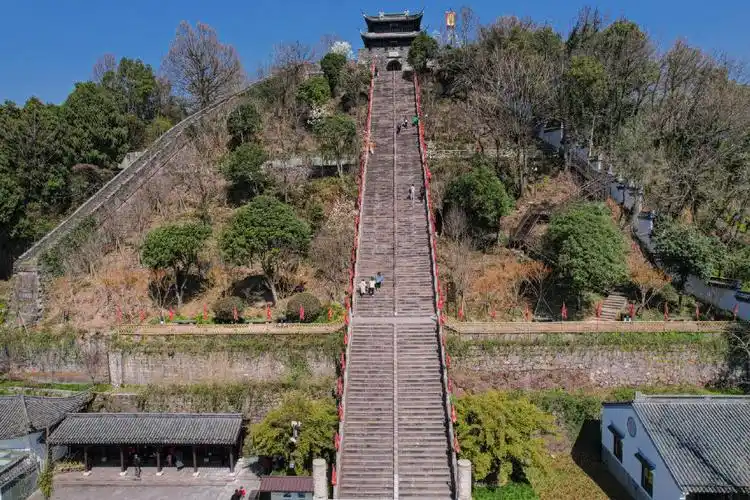 浙江旅行逛北宋东湖爬江南长城探访浙江临海台州府城