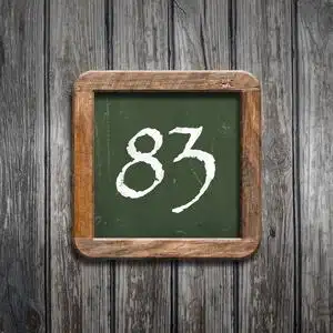83数字83在绿色黑板在木背景之上摄影图