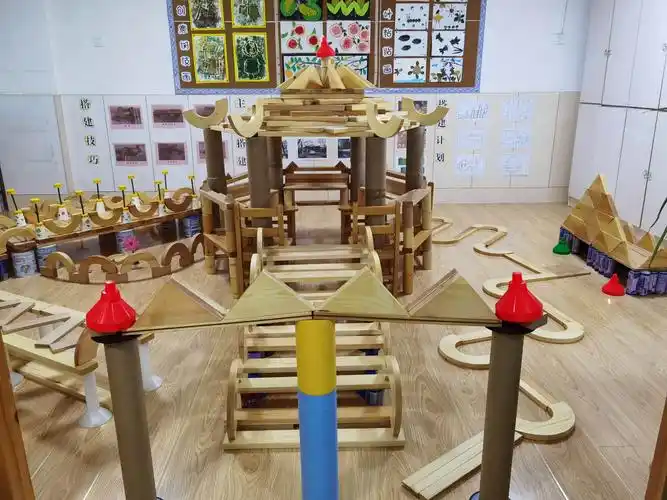 【拼出智慧,搭出精彩】——开发区中心幼儿园大班级部搭建区预操作