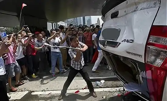 10年前,蔡洋21岁,他从老家来到西安成了一名泥瓦工,而王女士和丈夫在