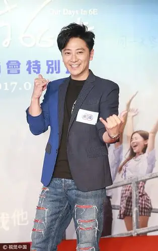 孙耀威西装配破洞裤开心比6 薛家燕红秋裤配花裙造型雷人