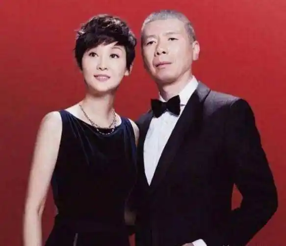 她被富豪丈夫扫地出门,原因竟是和冯小刚在一起了8个小时,而徐帆_人们