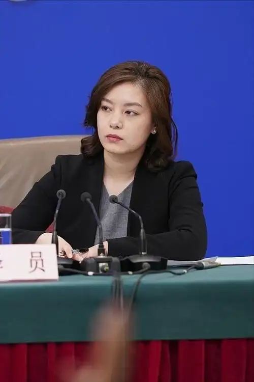 最美翻译官张京真给中国人长脸西装穿搭得体气质优雅端庄