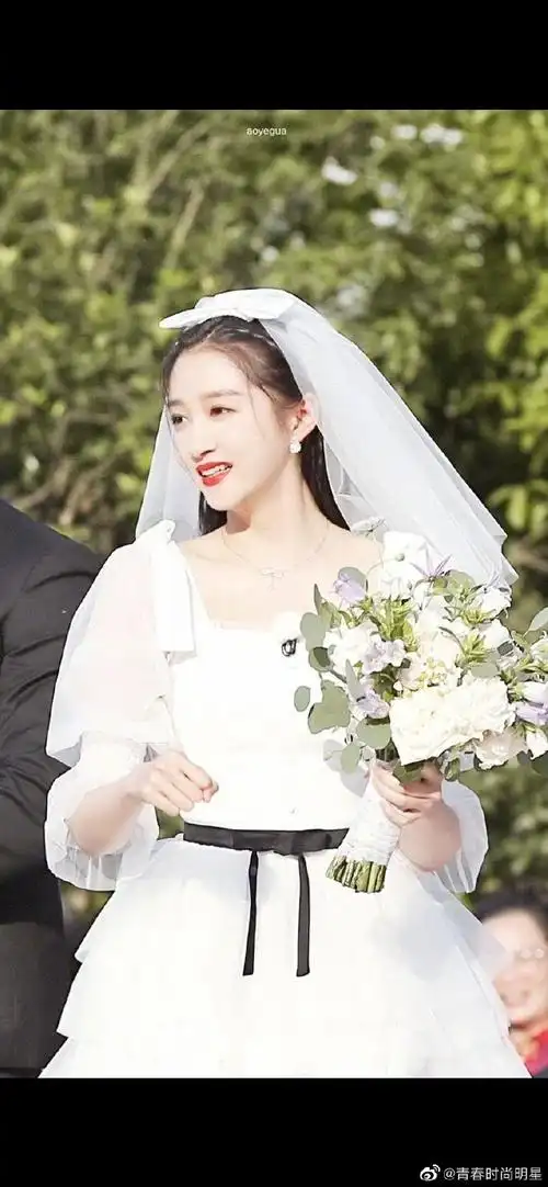 关晓彤婚纱造型