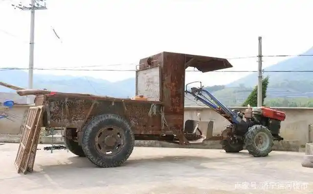 手摇拖拉机 八九十年代的时候,拥有一台手扶拖拉机那是相当有面子的