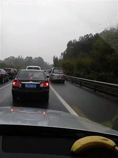 出发没多远就开始堵车