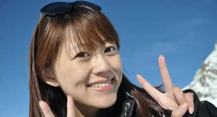 凤凰卫视美女主播杨舒甜美清新依旧多了一份时尚自信与大气