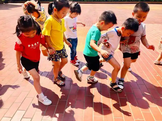 大家纷纷加入了踩影子的队伍