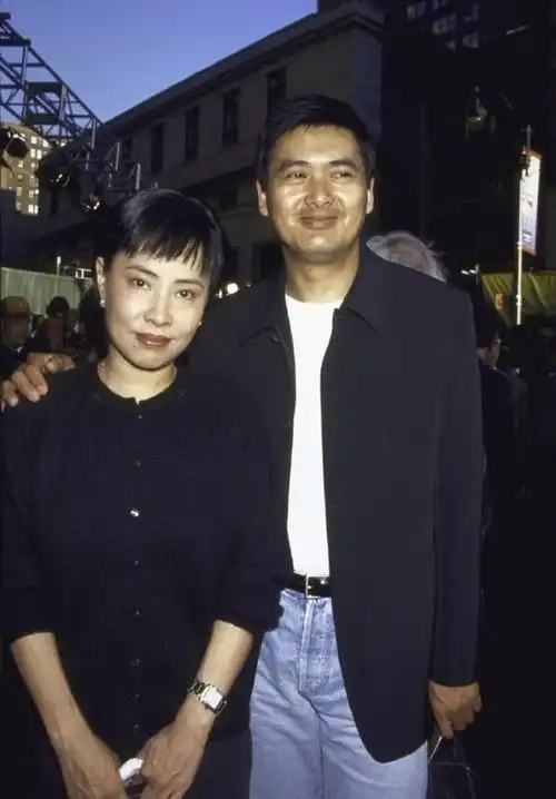 周润发65岁生日!和妻子相爱33年始终如一,夫妻俩合影真是般配