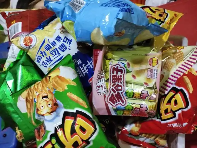 和小朋友们一起分享好吃的零食