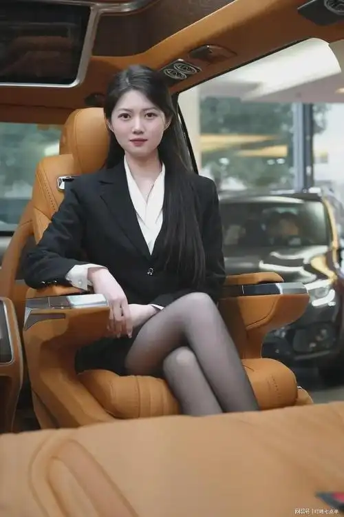 惊奔驰女销售黑色套裙黑色丝袜秀美腿