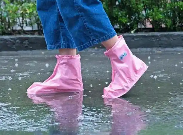 下雨天穿雨靴显笨还麻烦?学学这些小妙招,拿哪放哪不碍事更时尚