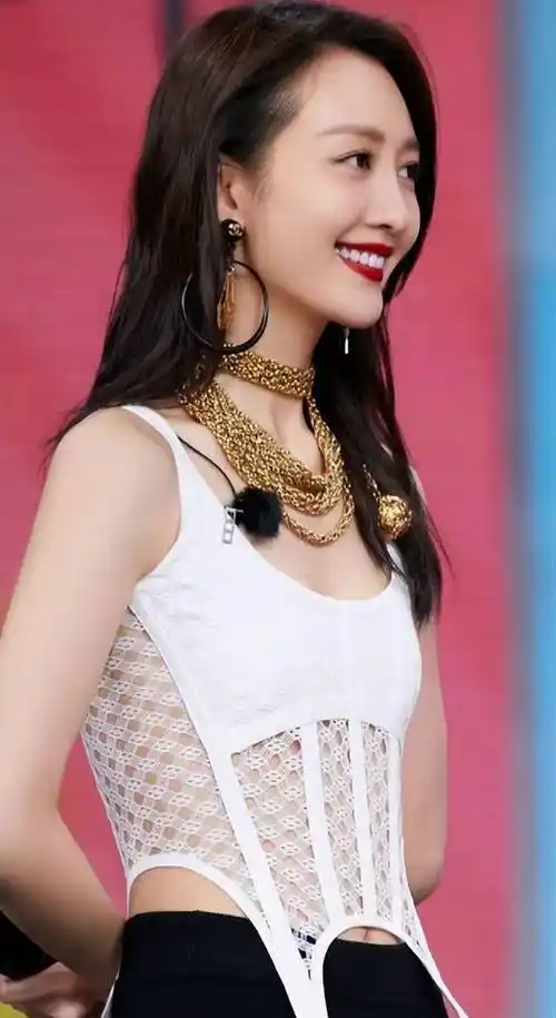 王鸥曝光了一组素颜戏水照,展现出细腻肌肤,引发了粉丝们的热议.