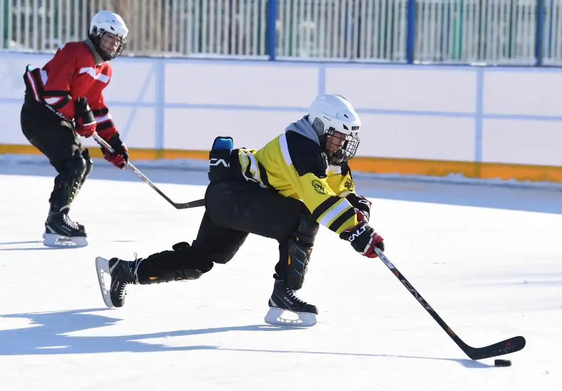 追光30边城少年在冷极打冰球