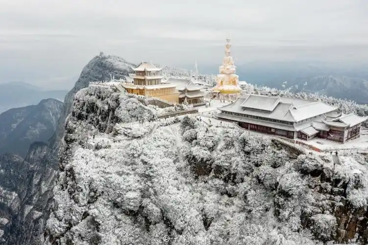 冬天的四川峨眉山不是仙境但美成了仙境