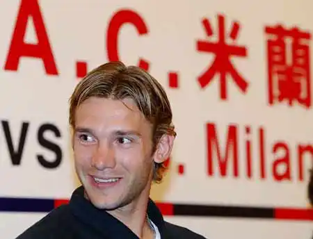 图文-ac米兰香港掀起球迷热波 舍甫琴科展露微笑