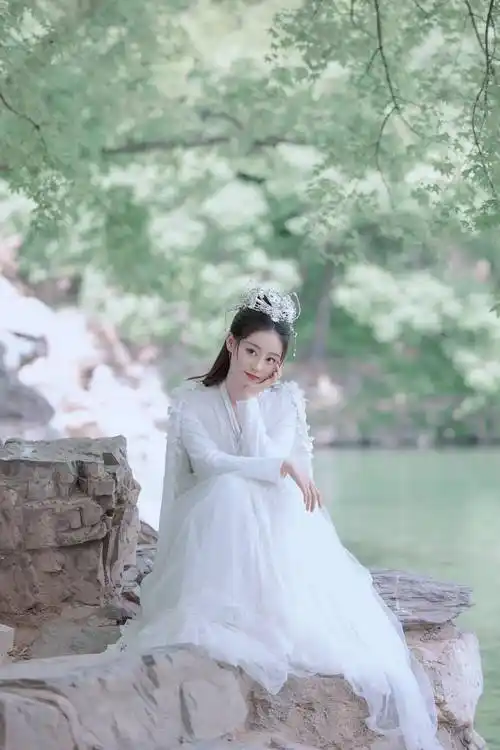 而这一次她再次出演古装电视剧《遇龙》,对于祝绪丹来说古装戏应该算