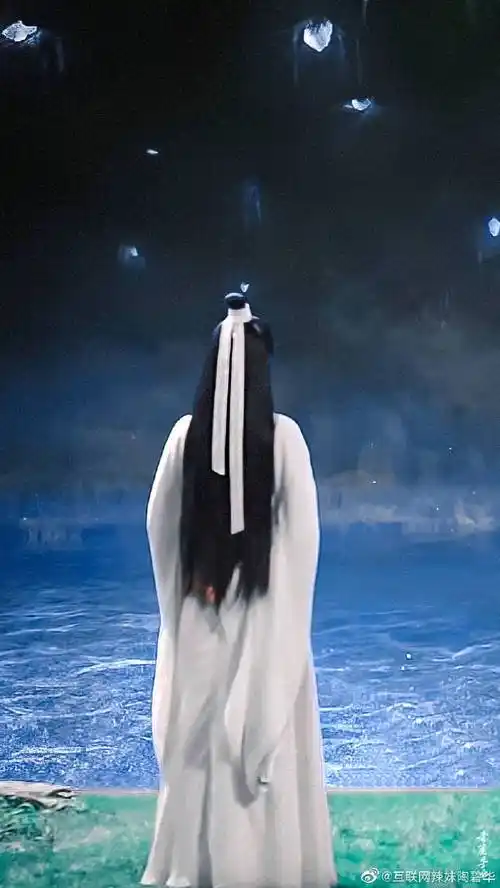 迪丽热巴白衣书生造型好清秀