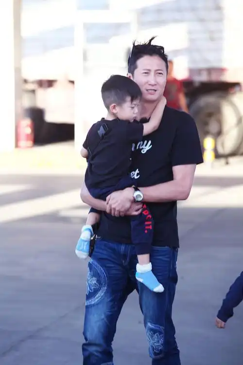 洪天明大婶抱儿子小洪