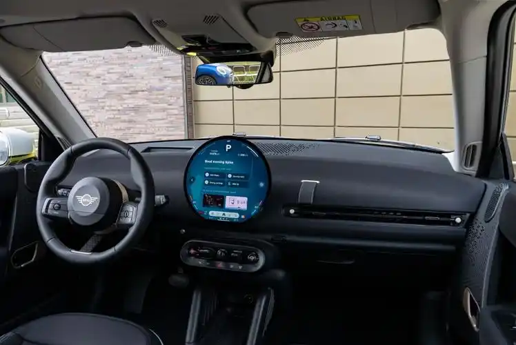 mini新能源平直的车顶有助于头部空间的优化