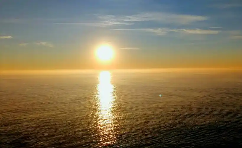 好一丹轮,紫染波光四宇晖.