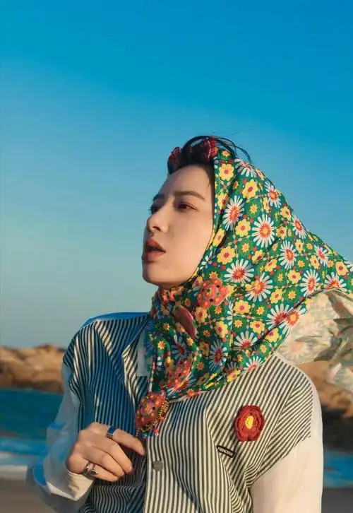 姐姐的碎花头巾造型复古太吸睛