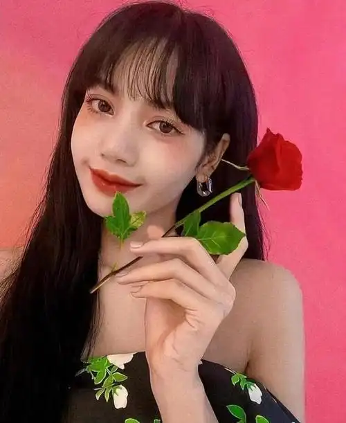 lisa给我们带来了很多性感又火辣的舞蹈,不仅有组合曲,更有个人单曲