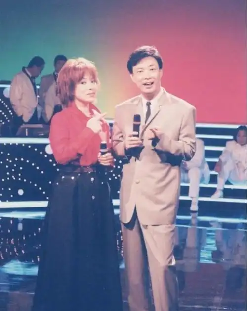 与未婚妻分手后,费玉清决定终身不娶,终年希望葬在江蕙墓旁