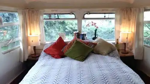 她把这台报废的破烂双层巴士改装成精美小旅馆,一走进去看到精美内部