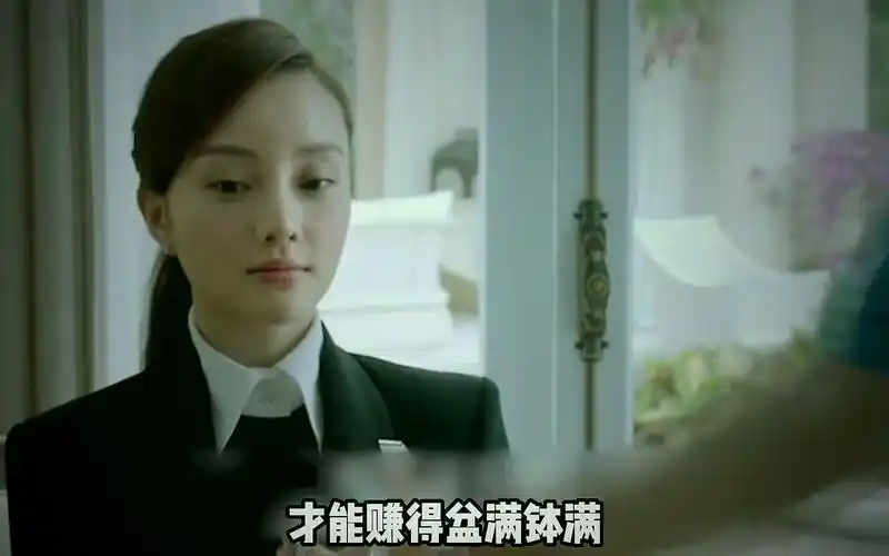 在电影《私人订制》中,李小璐因泳装问题,连范伟都无法进入状态