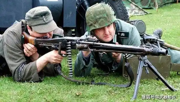 它是希特勒的电锯 mg42号称二战最好的机枪 射击声就像死神在召唤