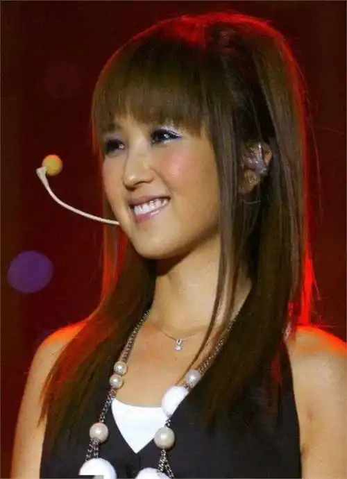 虽然没有李宇春那样名声显赫,何洁作为当年《超级女声》第一季的亚军