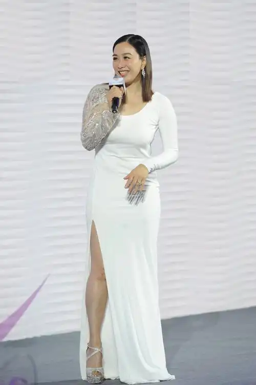 钟丽缇一席白色长裙出席活动曾经的美人鱼